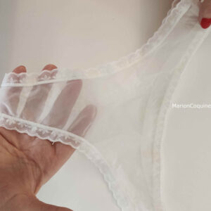 Marion présentant le string transparent blanc